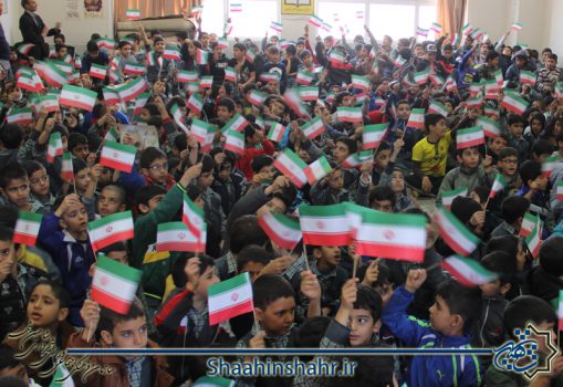 جشن انقلاب در مدرسه نیایش محله مهر
