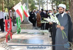 عطر افشانی قبور شهدا در روز حماسه و ایثار شهرستان شاهین شهر و میمه