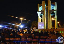 مردم شاهین شهر لحظه تحویل سال در جوار شهدا بودند