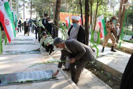 غبار روبی و عطرافشانی قبور مطهر شهدا به مناسبت هفته دفاع مقدس