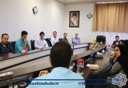 تعهد کاری در رأس امور باشد